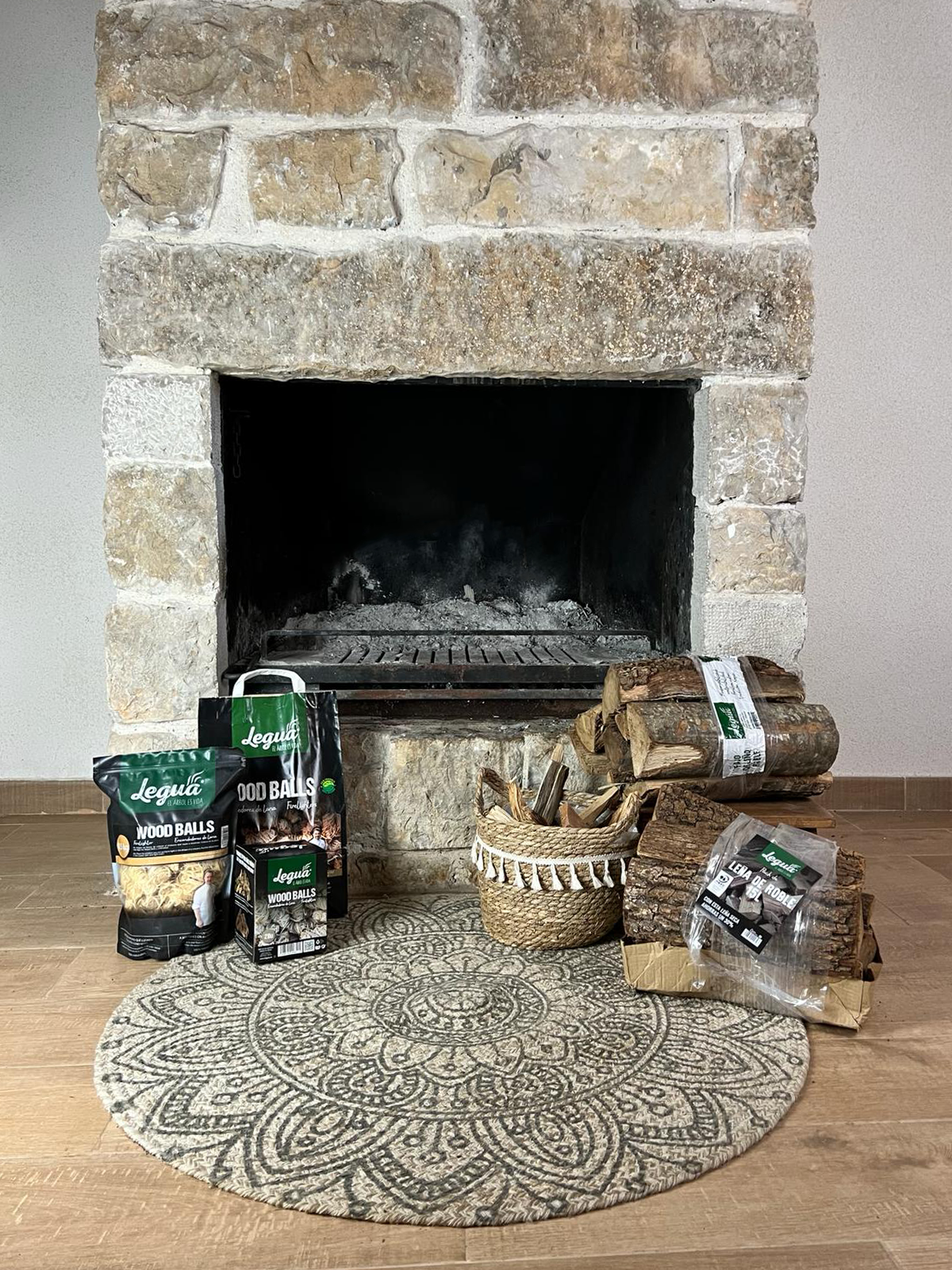 30 fajos de leña, 2 mallas de encendido y 1 wood balls